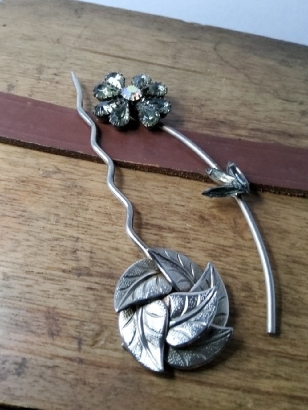 Vintage Silvertone Metal Flower Hairpins.